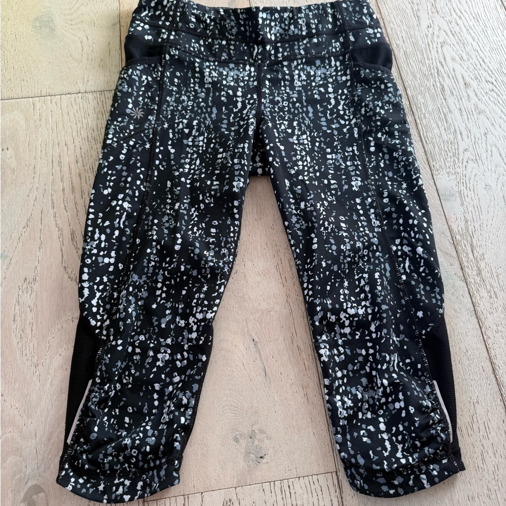 Pristine Immaculate Athleta Pebble Be Free Knicker Capri Leggings Size: Small - Picture 6 of 7